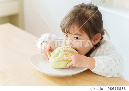 メロンパンを食べる女の子 98616888