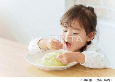 メロンパンを食べる女の子 98616891