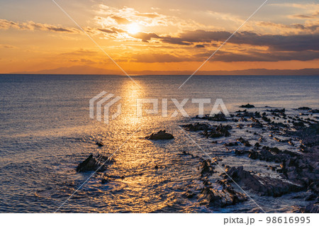 （神奈川県）荒崎海岸　沈む夕陽 98616995