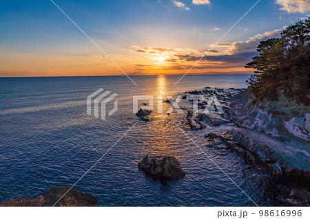(神奈川県)荒崎海岸 沈む夕陽 (神奈川県)荒崎海岸 沈む夕陽 98616996