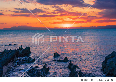 （神奈川県）荒崎海岸　沈む夕陽 98617010