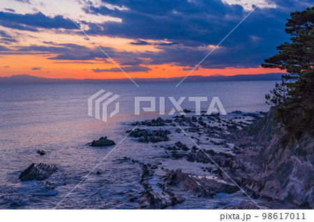 （神奈川県）荒崎海岸　沈む夕陽 98617011