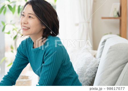 ソファでくつろぐミドル女性 ソファでくつろぐミドル女性 98617077