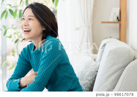 ソファでくつろぐミドル女性 ソファでくつろぐミドル女性 98617078