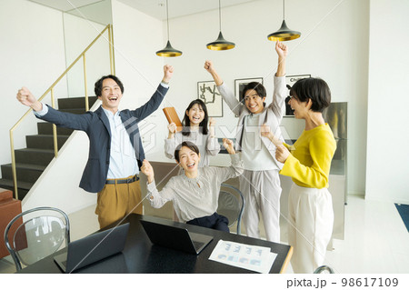 喜ぶビジネスパーソン達 喜ぶビジネスパーソン達 98617109