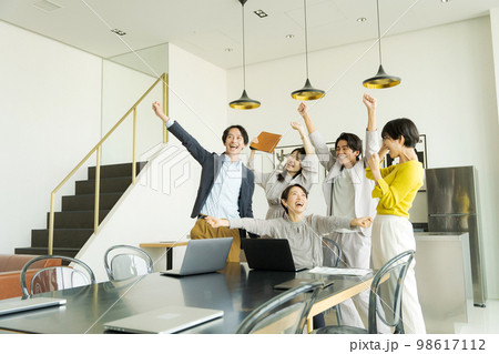 喜ぶビジネスパーソン達 喜ぶビジネスパーソン達 98617112