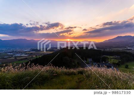らくだ山展望台 山頂から観える美しい夕焼け絶景パノラマ風景 (阿蘇郡高森町) らくだ山展望台 山頂から観える美しい夕焼け絶景パノラマ風景 (阿蘇郡高森町) 98617330