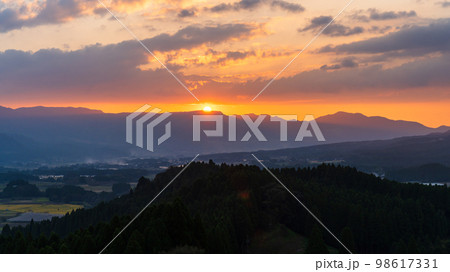 らくだ山展望台　山頂から観える美しい夕焼け絶景パノラマ風景　(阿蘇郡高森町) 98617331