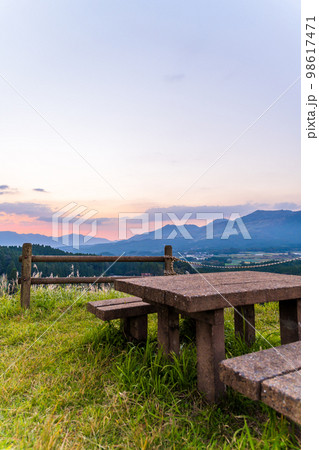 らくだ山展望台　「夕焼けの展望台風景」　(阿蘇郡高森町) 98617471