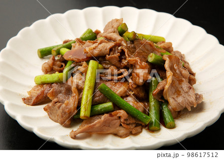 牛肉とニンニクの芽の炒め物 牛肉とニンニクの芽の炒め物 98617512