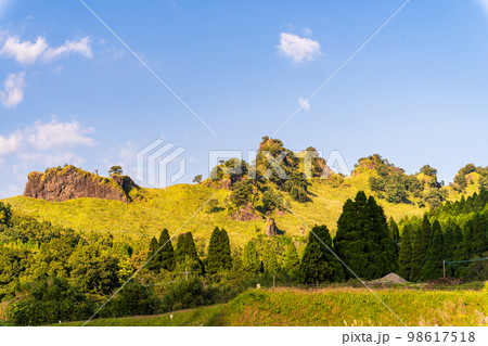 らくだ山　月廻り公園周辺　国道265号線から観える　らくだ山　(阿蘇郡高森町) 98617518