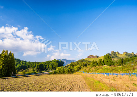らくだ山 月廻り公園周辺 国道265号線から観える らくだ山 (阿蘇郡高森町) らくだ山 月廻り公園周辺 国道265号線から観える らくだ山 (阿蘇郡高森町) 98617571