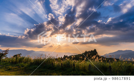らくだ山展望台山頂から観える美しい夕焼けの高森町風景　(阿蘇郡高森町) 98617891