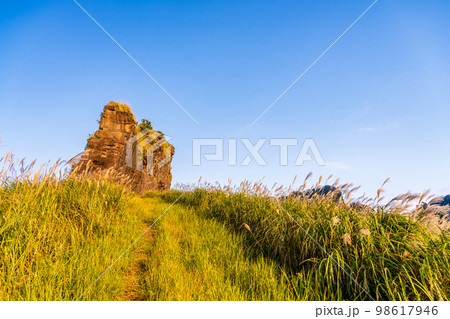 安山岩 「らくだ山 展望台・山頂周辺風景」 (阿蘇郡高森町) 安山岩 「らくだ山 展望台・山頂周辺風景」 (阿蘇郡高森町) 98617946