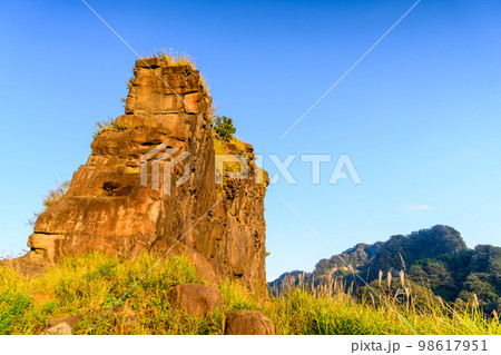 安山岩 「らくだ山 展望台・山頂周辺風景」 (阿蘇郡高森町) 安山岩 「らくだ山 展望台・山頂周辺風景」 (阿蘇郡高森町) 98617951