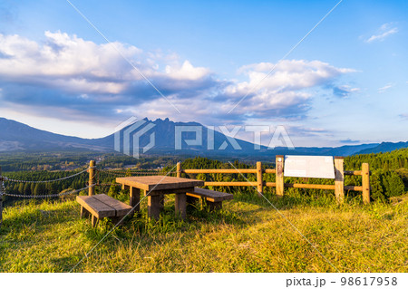 らくだ山展望台　「夕焼けの展望台風景」　(阿蘇郡高森町) 98617958