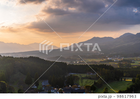 らくだ山展望台山頂から観える美しい夕焼けの絶景風景 (阿蘇郡高森町) らくだ山展望台山頂から観える美しい夕焼けの絶景風景 (阿蘇郡高森町) 98617963