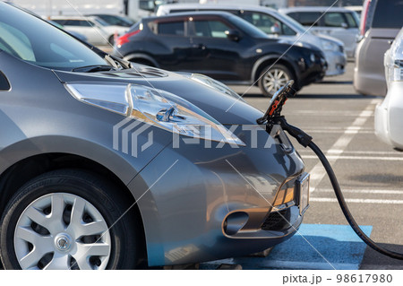 充電ステーションで充電中の電気自動車 充電ステーションで充電中の電気自動車 98617980