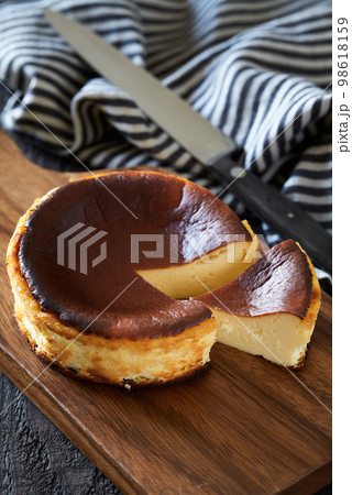 カットしたバスクチーズケーキ 98618159
