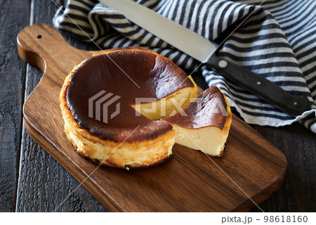 カットしたバスクチーズケーキ 98618160