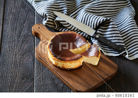 カットしたバスクチーズケーキ 98618161
