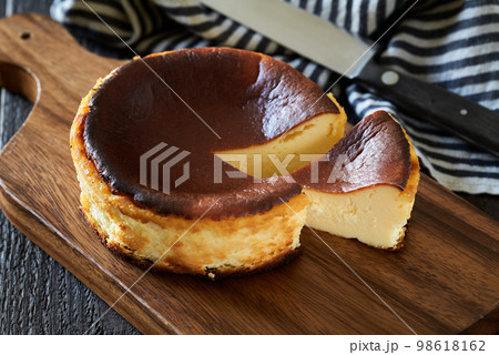 カットしたバスクチーズケーキ 98618162
