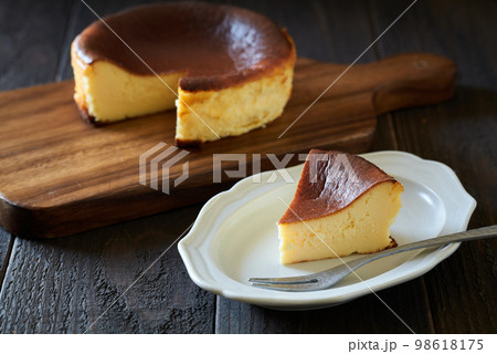 カットしたバスクチーズケーキ カットしたバスクチーズケーキ 98618175