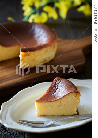 カットしたバスクチーズケーキ 98618177