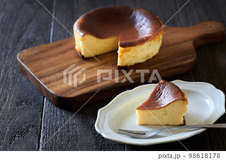 カットしたバスクチーズケーキ 98618178