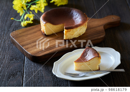 カットしたバスクチーズケーキ カットしたバスクチーズケーキ 98618179