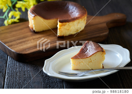 カットしたバスクチーズケーキ カットしたバスクチーズケーキ 98618180