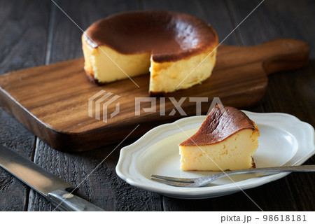 カットしたバスクチーズケーキ 98618181