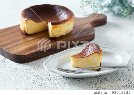 カットしたバスクチーズケーキ 98618183