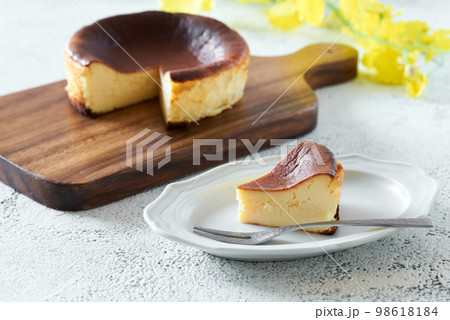 カットしたバスクチーズケーキ 98618184