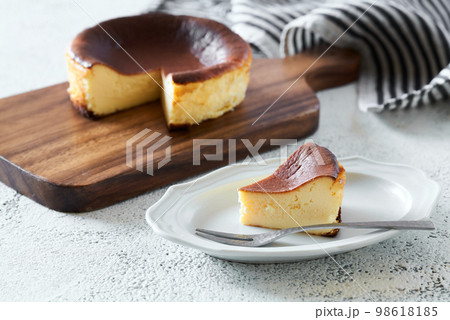 カットしたバスクチーズケーキ 98618185