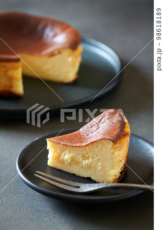 カットしたバスクチーズケーキ 98618189