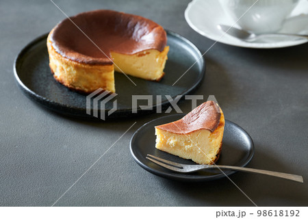 カットしたバスクチーズケーキ 98618192