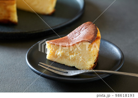 カットしたバスクチーズケーキ カットしたバスクチーズケーキ 98618193