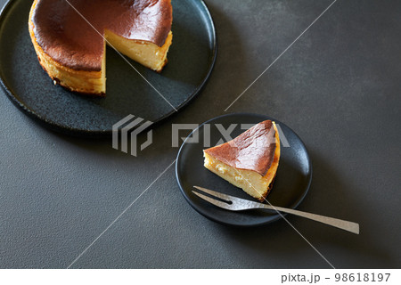 カットしたバスクチーズケーキ 98618197