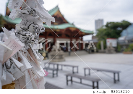 神田明神におみくじで願いを託す 神田明神におみくじで願いを託す 98618210