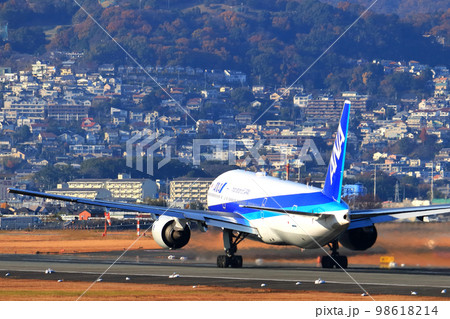 大阪国際空港 ANA 飛行機 離陸態勢 スカイパーク 大阪国際空港 ANA 飛行機 離陸態勢 スカイパーク 98618214