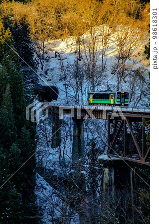只見線　冬の滝谷川橋梁を渡る列車キハE120形(福島県柳津町、1月) 98618301