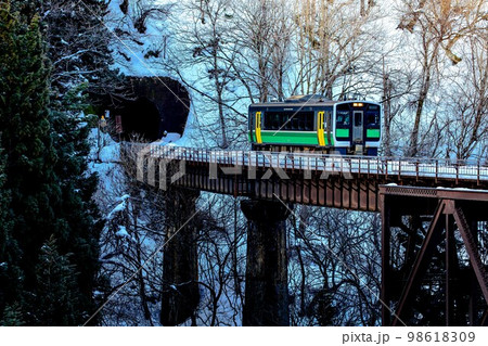 只見線　冬の滝谷川橋梁を渡る列車キハE120形(福島県柳津町、1月) 98618309