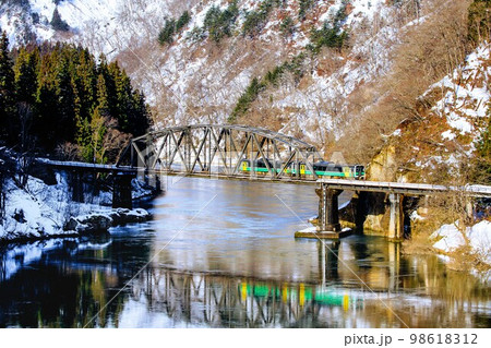 只見線 冬の第四只見川橋梁を渡る列車キハE120形(福島県金山町、1月) 只見線 冬の第四只見川橋梁を渡る列車キハE120形(福島県金山町、1月) 98618312