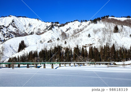 雪に覆われる只見線の叶津川橋梁(福島県只見町、1月) 雪に覆われる只見線の叶津川橋梁(福島県只見町、1月) 98618319