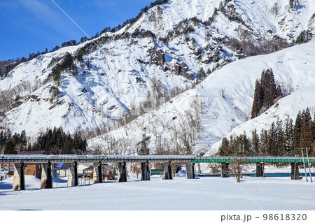 雪に覆われる只見線の叶津川橋梁(福島県只見町、1月) 98618320