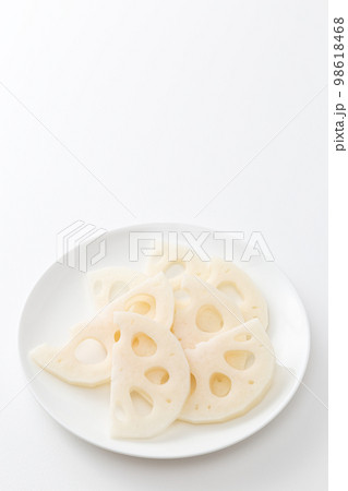 皿に乗ったレンコン　半月切り 98618468