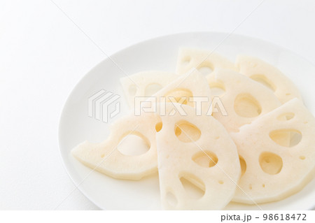 皿に乗ったレンコン 半月切り 皿に乗ったレンコン 半月切り 98618472