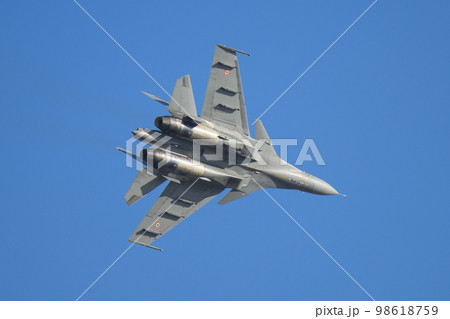 インド空軍スホーイSu-30MKI旋回 98618759