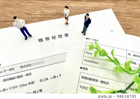 職務経歴書について考えるビジネスマン 職務経歴書について考えるビジネスマン 98618795